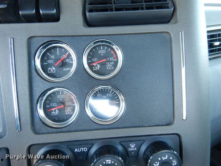 image for item DS1443 2015 Kenworth T880  semi truck