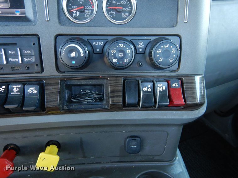 image for item DS1443 2015 Kenworth T880  semi truck