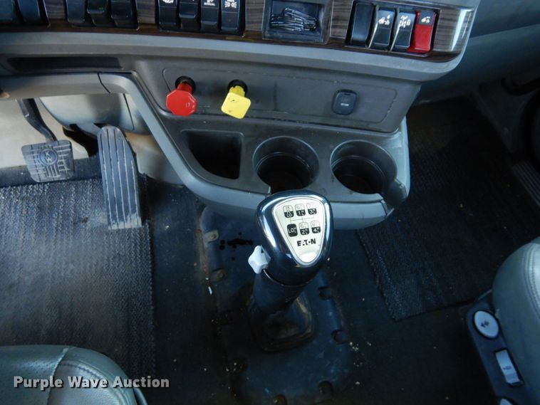 image for item DS1443 2015 Kenworth T880  semi truck