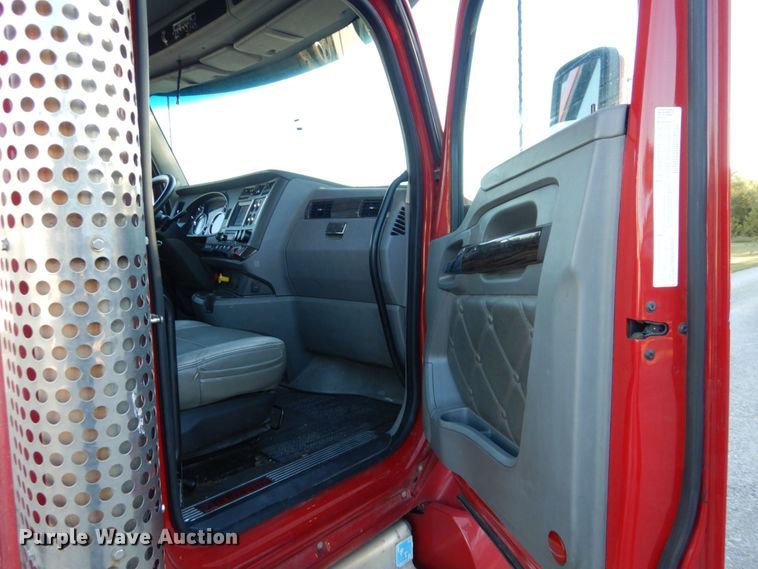 image for item DS1443 2015 Kenworth T880  semi truck