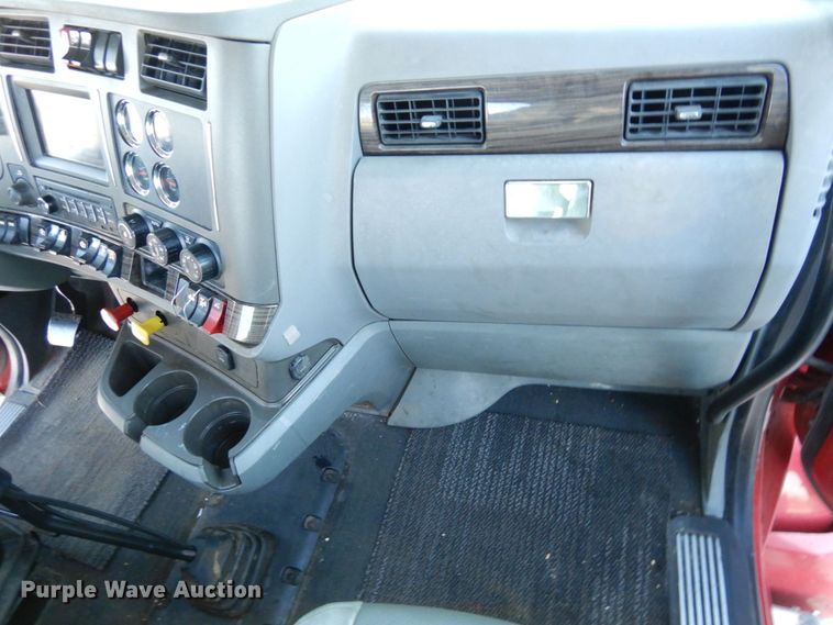 image for item DS1443 2015 Kenworth T880  semi truck