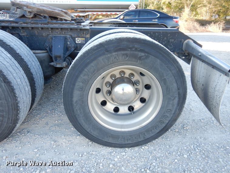 image for item DS1443 2015 Kenworth T880  semi truck