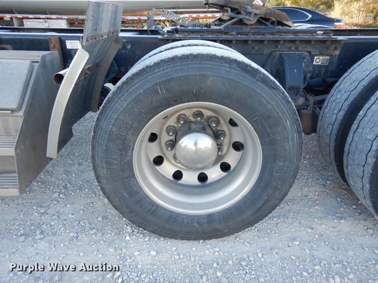 image for item DS1443 2015 Kenworth T880  semi truck