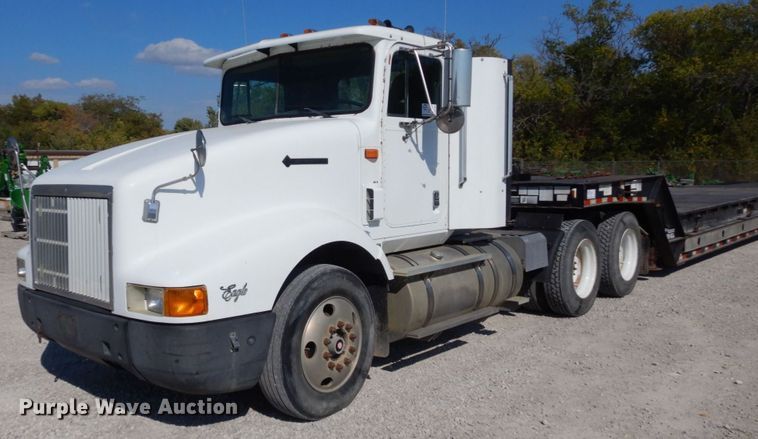 image for item DS1463 1996 International 9400  semi truck