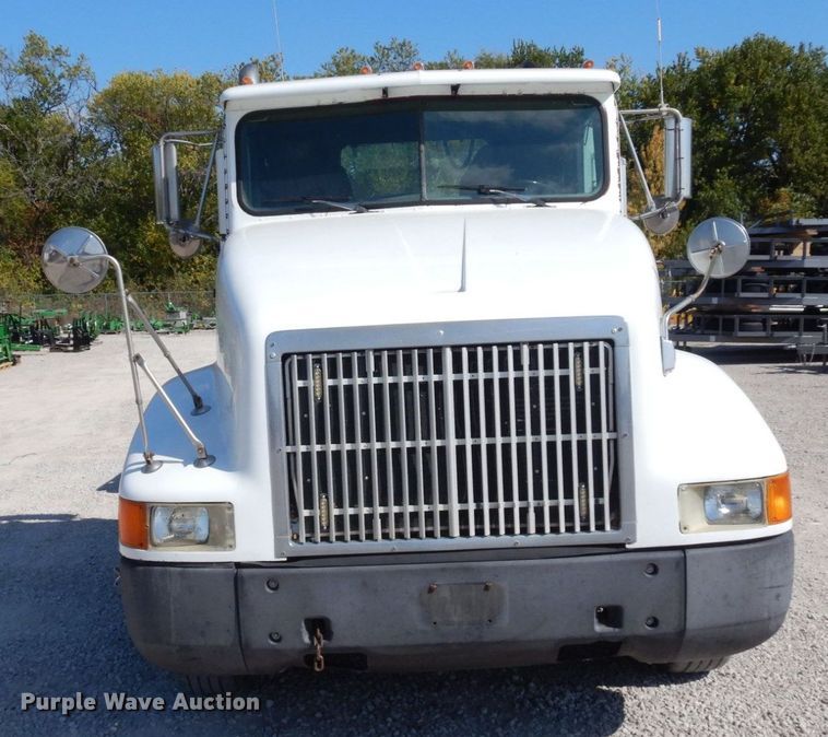 image for item DS1463 1996 International 9400  semi truck
