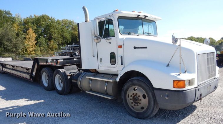 image for item DS1463 1996 International 9400  semi truck