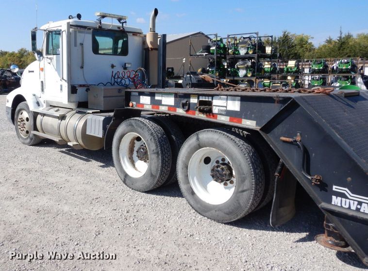 image for item DS1463 1996 International 9400  semi truck