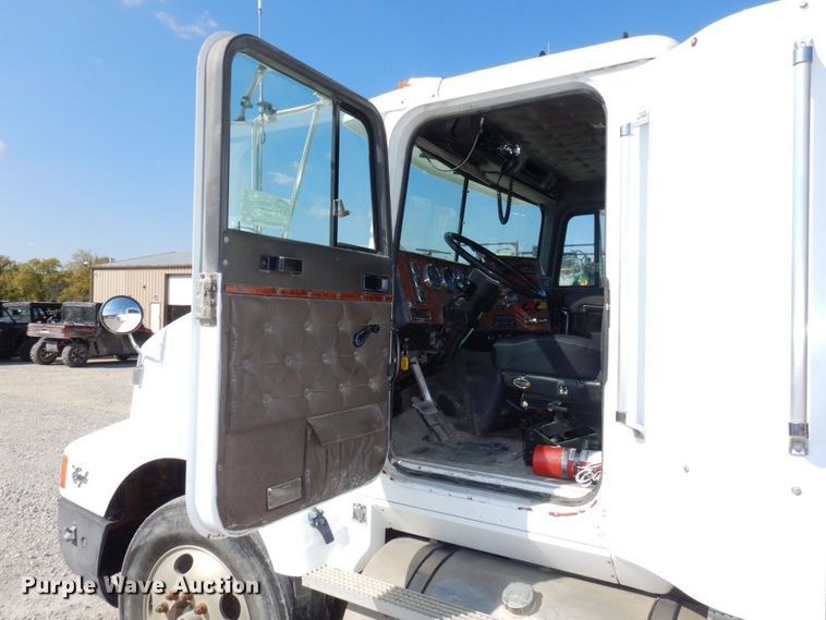 image for item DS1463 1996 International 9400  semi truck