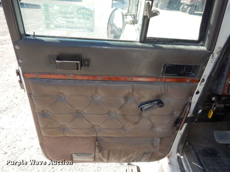 image for item DS1463 1996 International 9400  semi truck