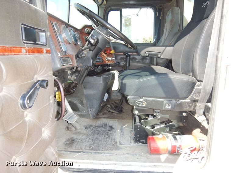 image for item DS1463 1996 International 9400  semi truck