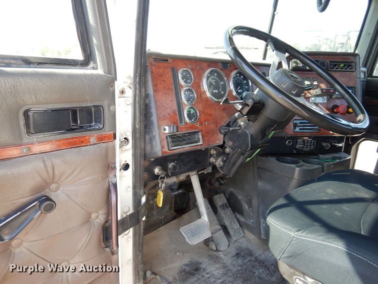 image for item DS1463 1996 International 9400  semi truck