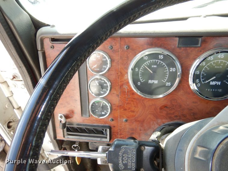 image for item DS1463 1996 International 9400  semi truck