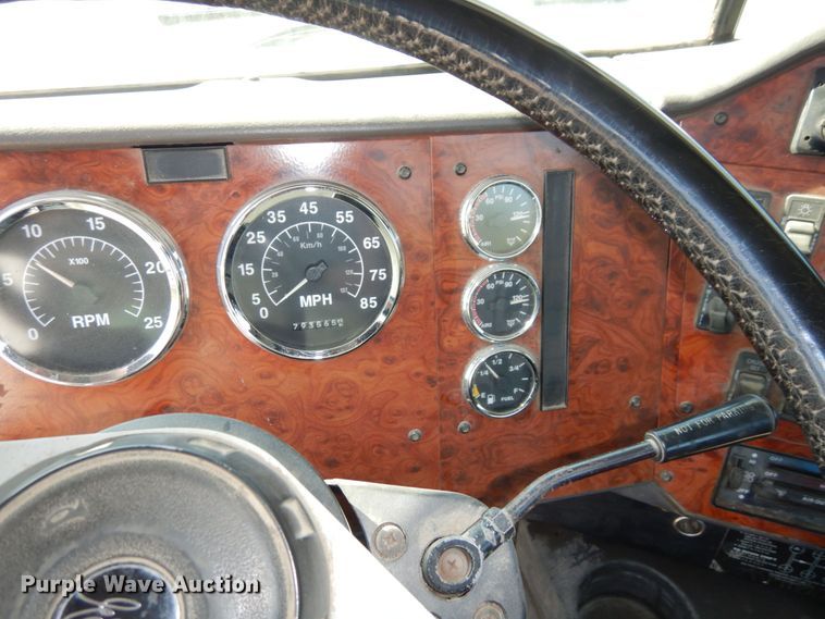 image for item DS1463 1996 International 9400  semi truck