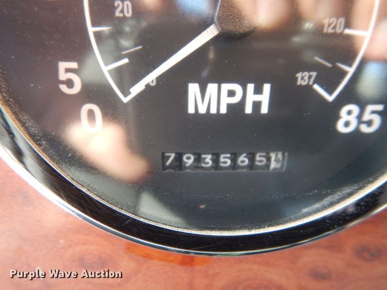 image for item DS1463 1996 International 9400  semi truck