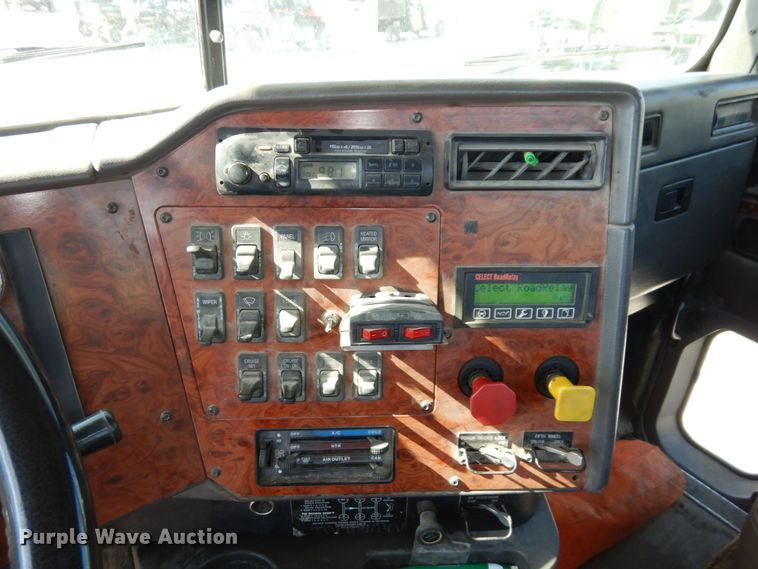 image for item DS1463 1996 International 9400  semi truck