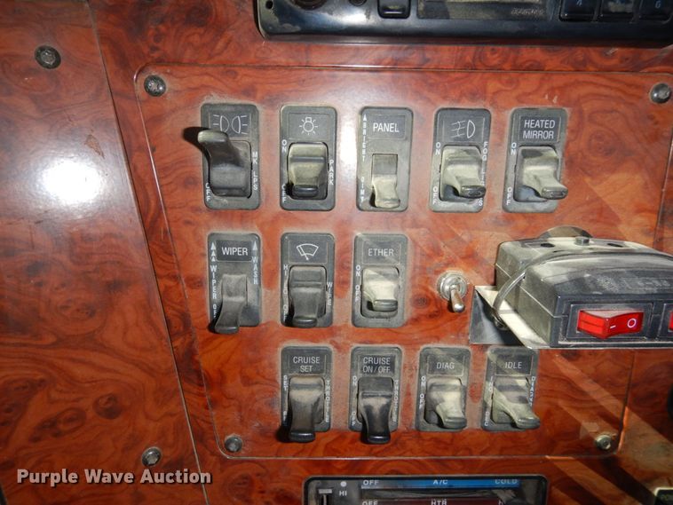 image for item DS1463 1996 International 9400  semi truck