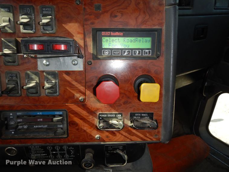 image for item DS1463 1996 International 9400  semi truck