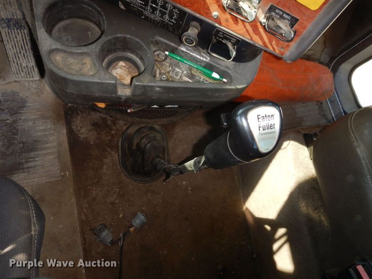 image for item DS1463 1996 International 9400  semi truck