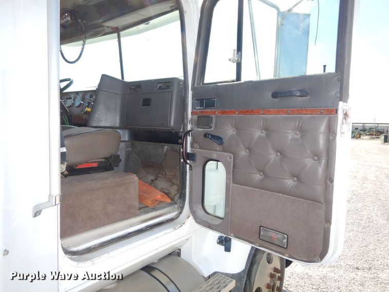 image for item DS1463 1996 International 9400  semi truck