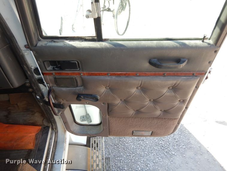 image for item DS1463 1996 International 9400  semi truck