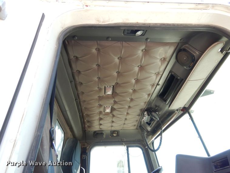 image for item DS1463 1996 International 9400  semi truck