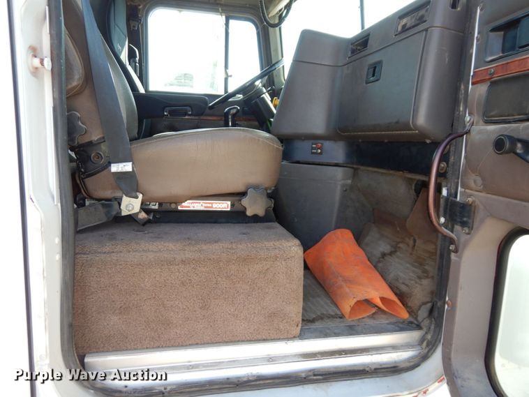 image for item DS1463 1996 International 9400  semi truck