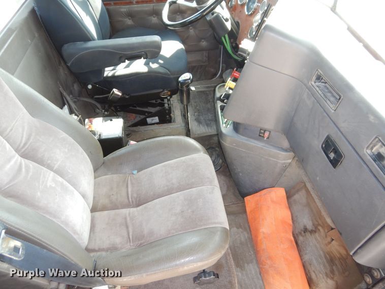 image for item DS1463 1996 International 9400  semi truck