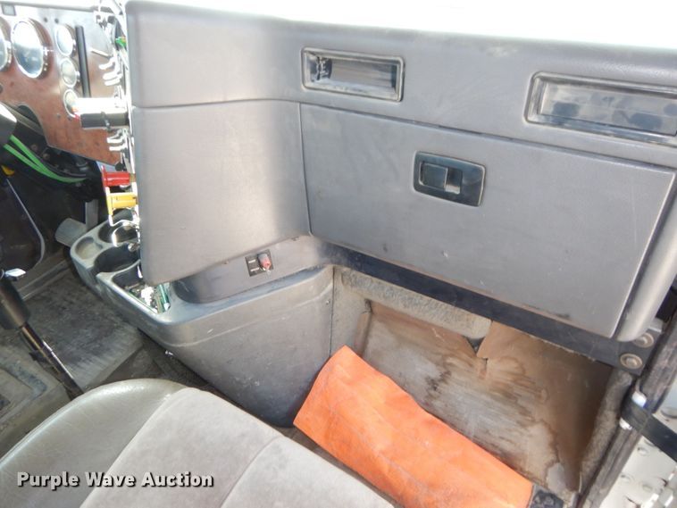 image for item DS1463 1996 International 9400  semi truck