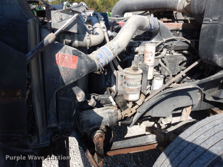 image for item DS1463 1996 International 9400  semi truck