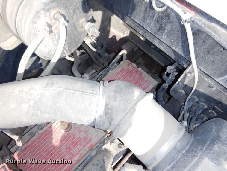 image for item DS1463 1996 International 9400  semi truck