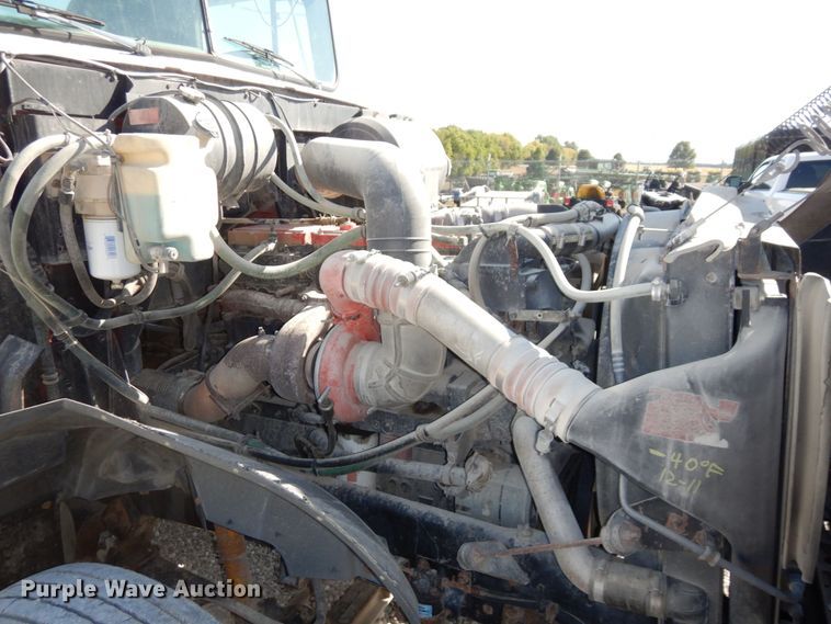 image for item DS1463 1996 International 9400  semi truck