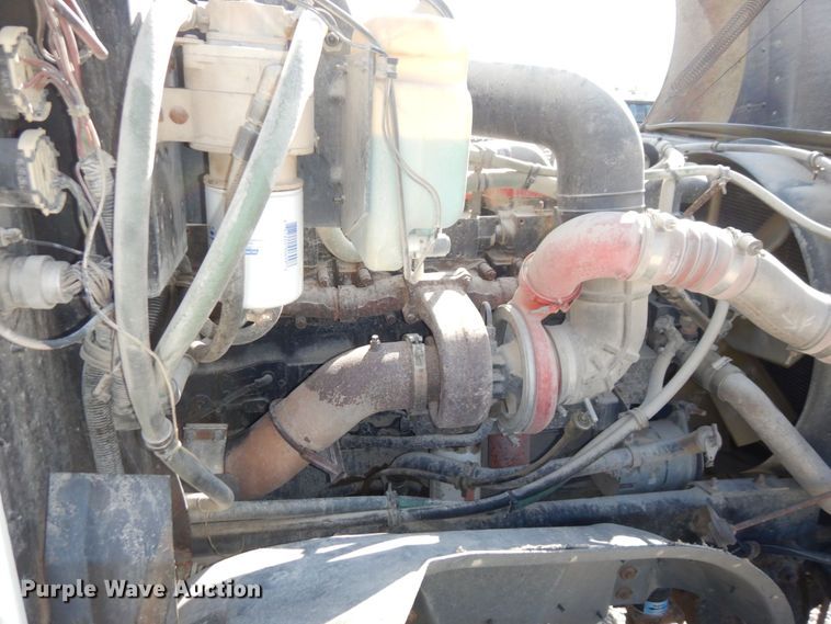 image for item DS1463 1996 International 9400  semi truck