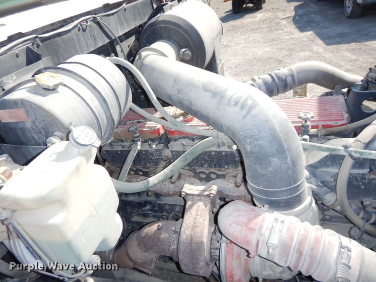 image for item DS1463 1996 International 9400  semi truck