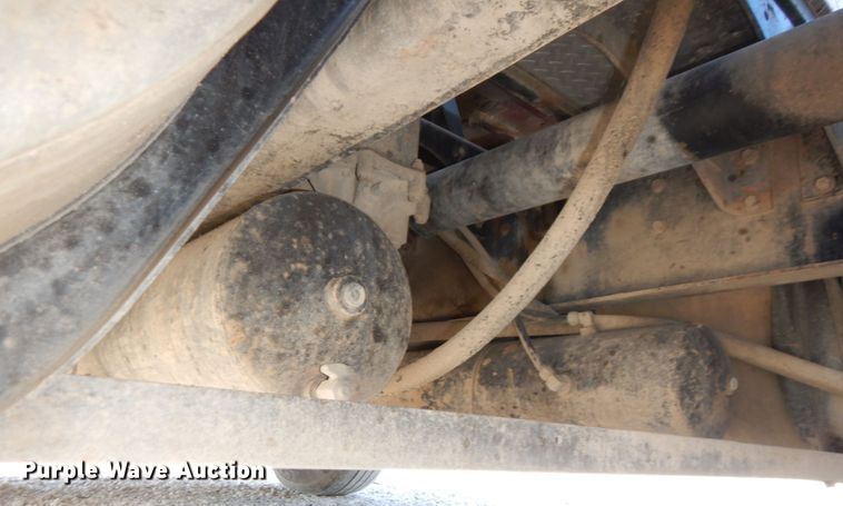 image for item DS1463 1996 International 9400  semi truck