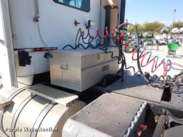 image for item DS1463 1996 International 9400  semi truck