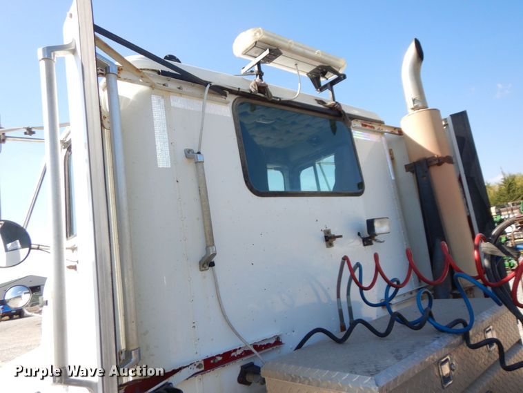 image for item DS1463 1996 International 9400  semi truck