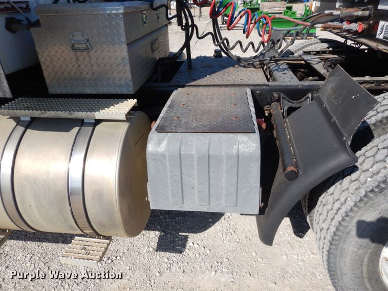 image for item DS1463 1996 International 9400  semi truck