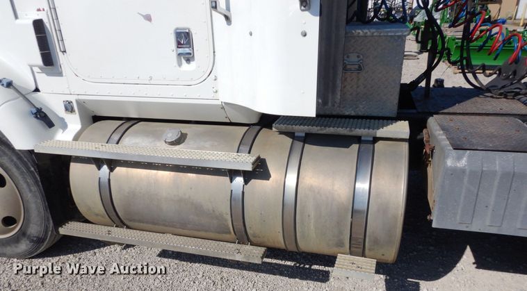 image for item DS1463 1996 International 9400  semi truck