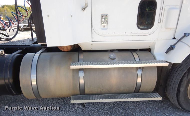 image for item DS1463 1996 International 9400  semi truck