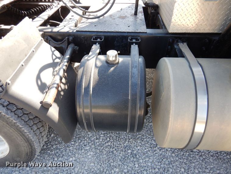 image for item DS1463 1996 International 9400  semi truck