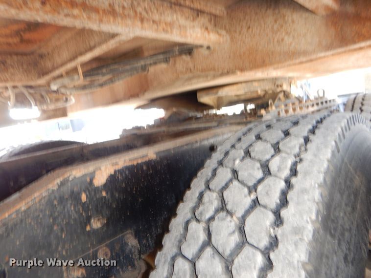 image for item DS1463 1996 International 9400  semi truck