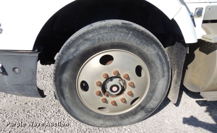 image for item DS1463 1996 International 9400  semi truck