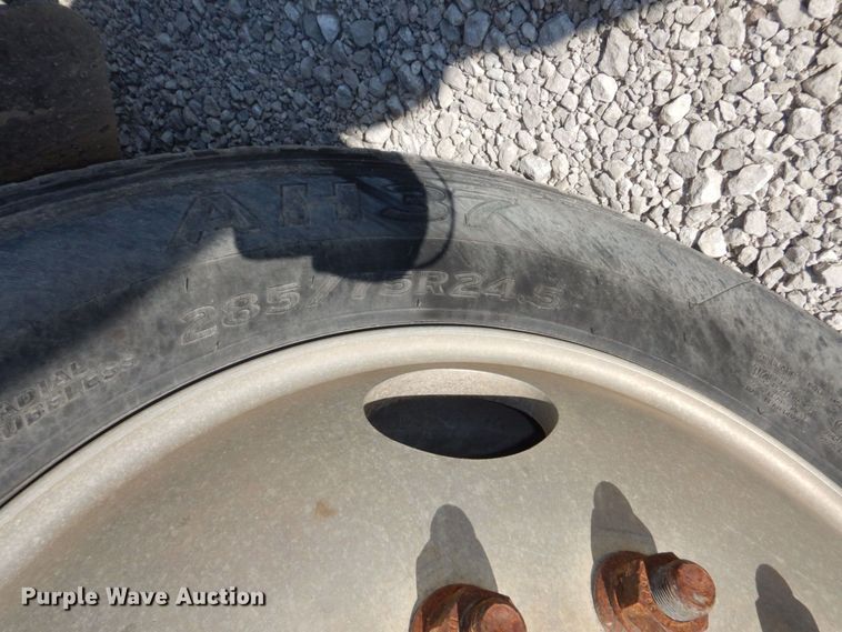 image for item DS1463 1996 International 9400  semi truck