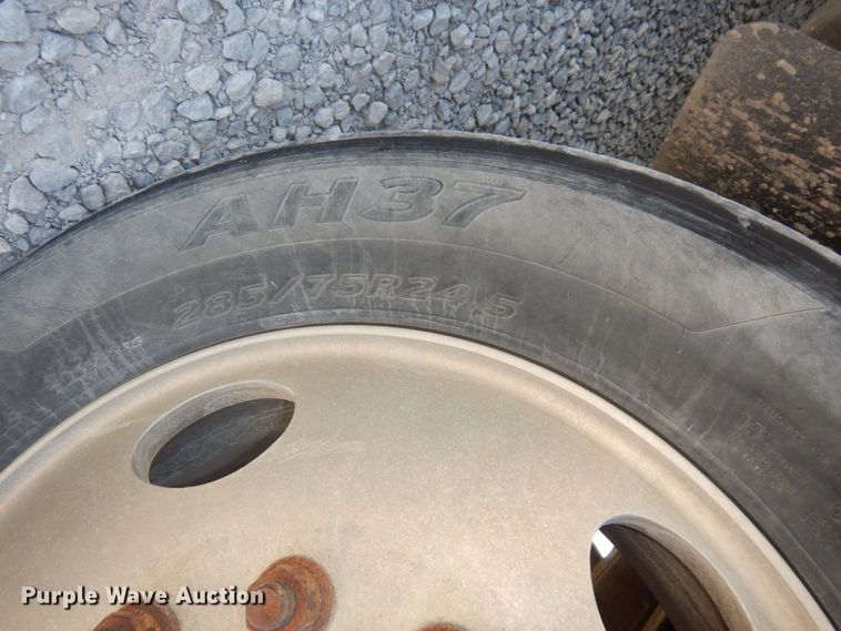 image for item DS1463 1996 International 9400  semi truck