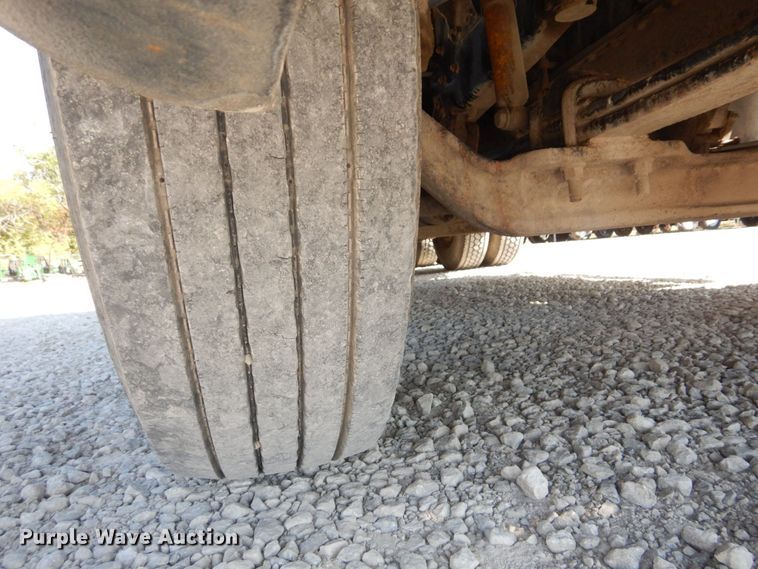 image for item DS1463 1996 International 9400  semi truck