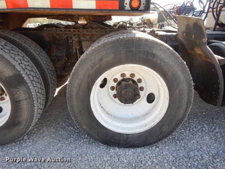 image for item DS1463 1996 International 9400  semi truck