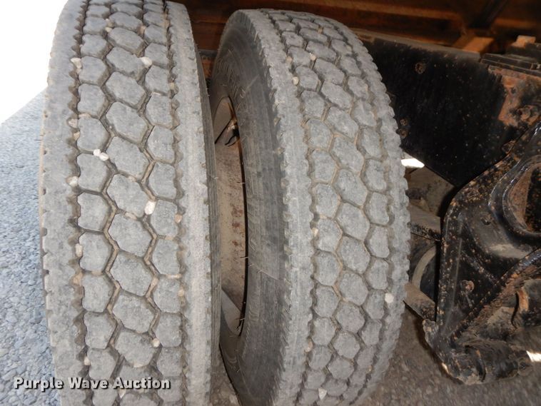 image for item DS1463 1996 International 9400  semi truck