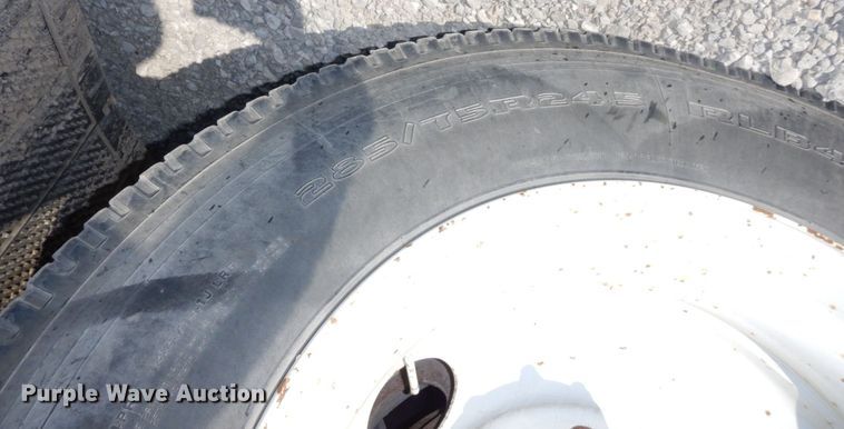 image for item DS1463 1996 International 9400  semi truck