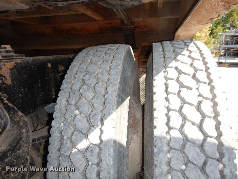 image for item DS1463 1996 International 9400  semi truck