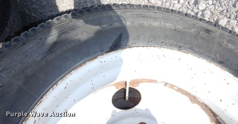 image for item DS1463 1996 International 9400  semi truck